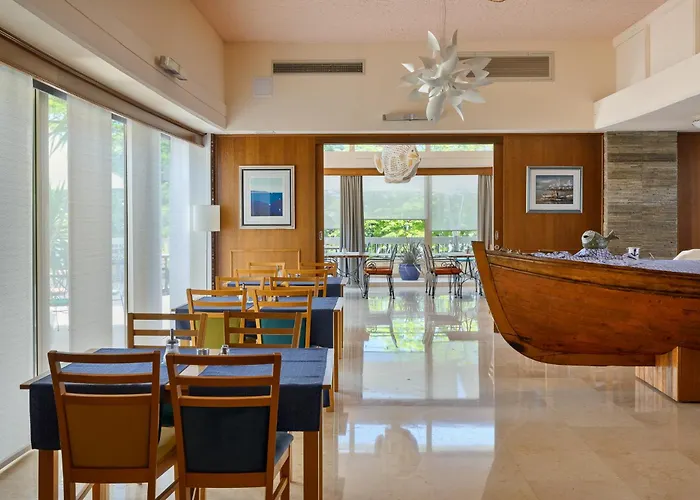 Hotel Porec מלון 3*